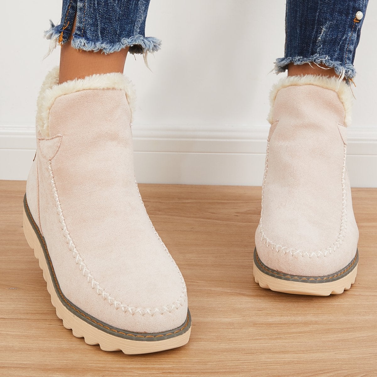 Ankle-length snow boots
