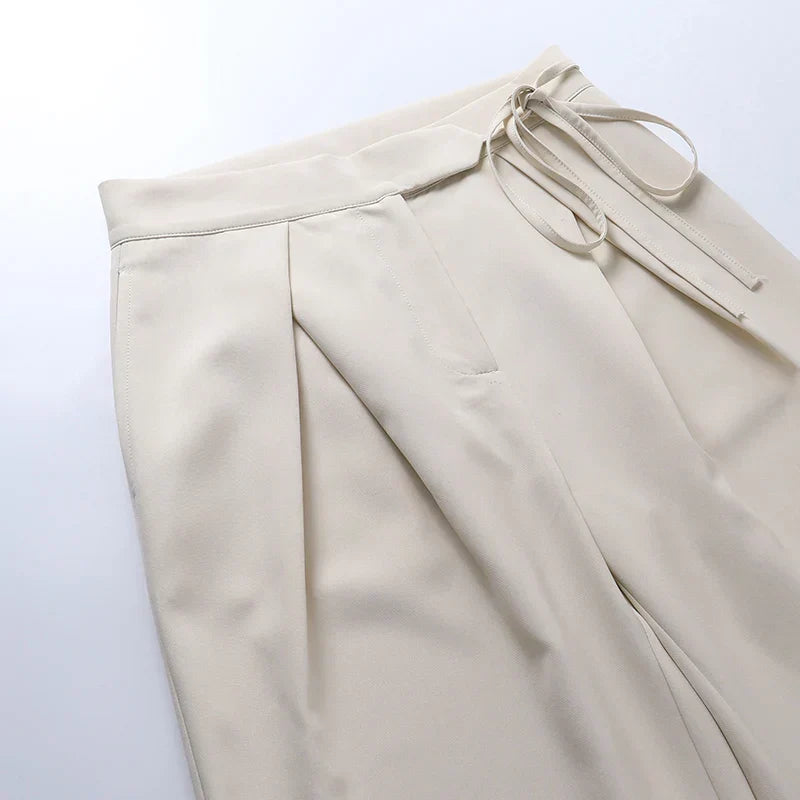 Pants with high waist and button placket