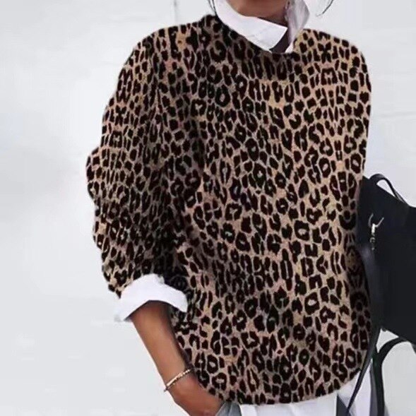 Fashionable sweater with flowers