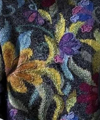 Fashionable sweater with flowers