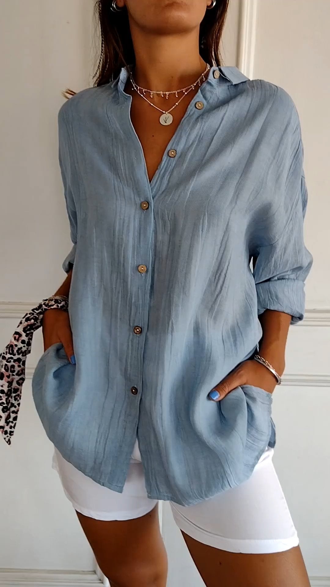 Elegant long-sleeved shirt in vintage style