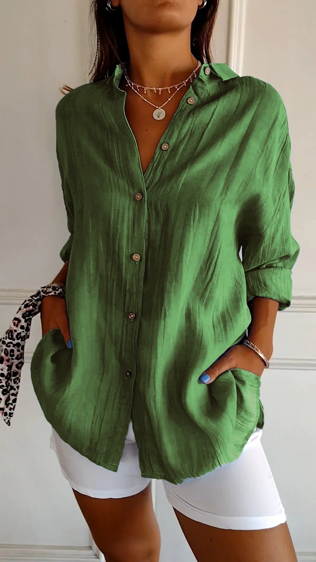 Elegant long-sleeved shirt in vintage style