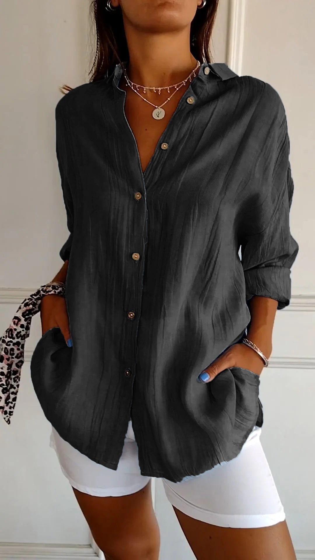 Elegant long-sleeved shirt in vintage style