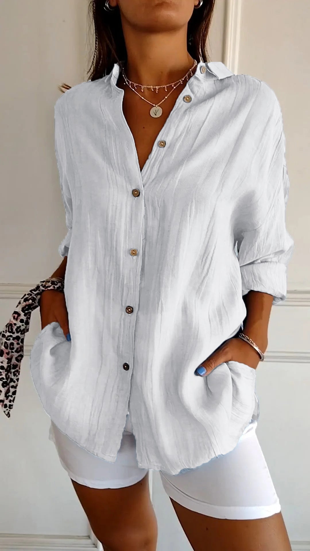 Elegant long-sleeved shirt in vintage style