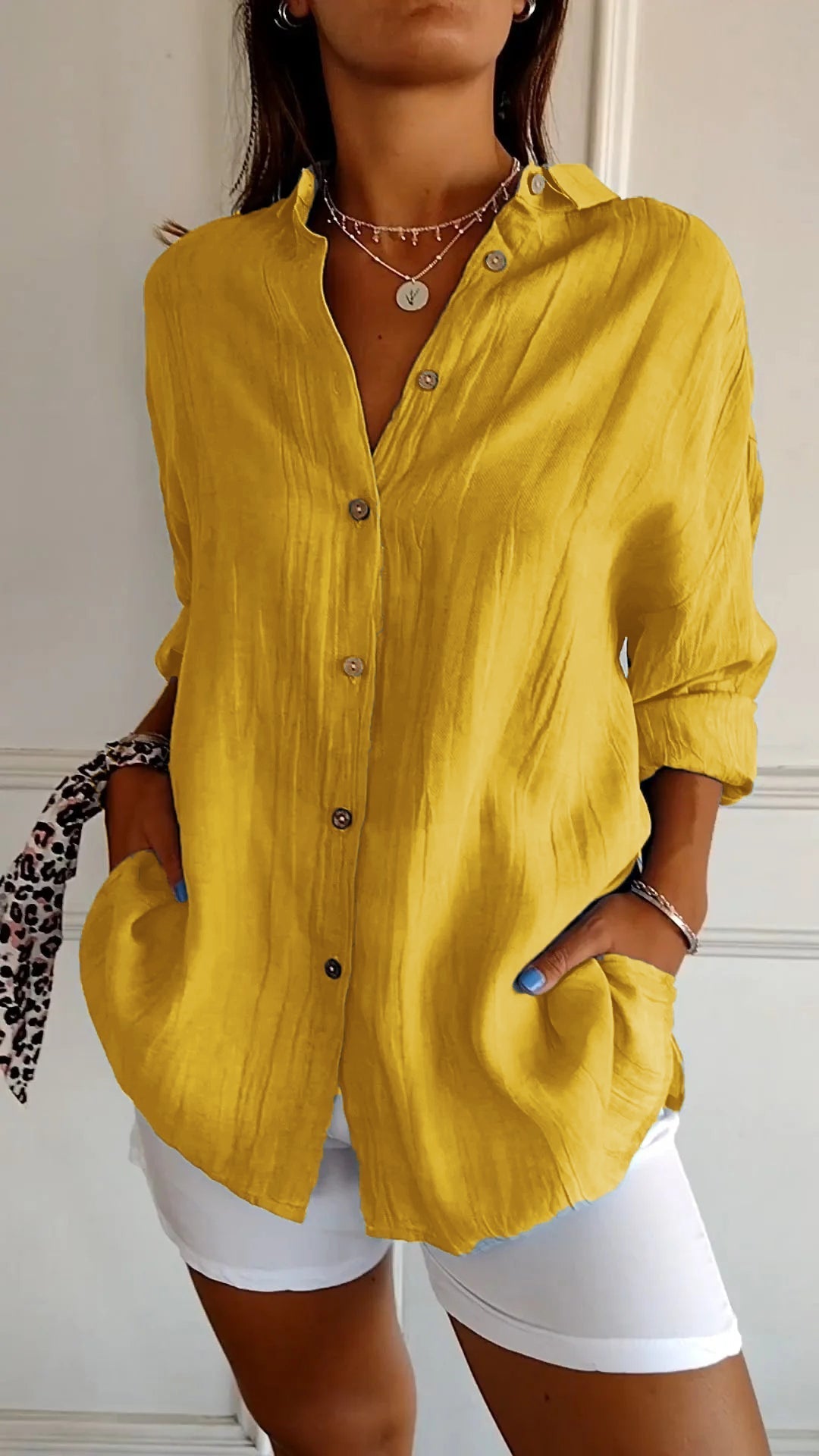 Elegant long-sleeved shirt in vintage style
