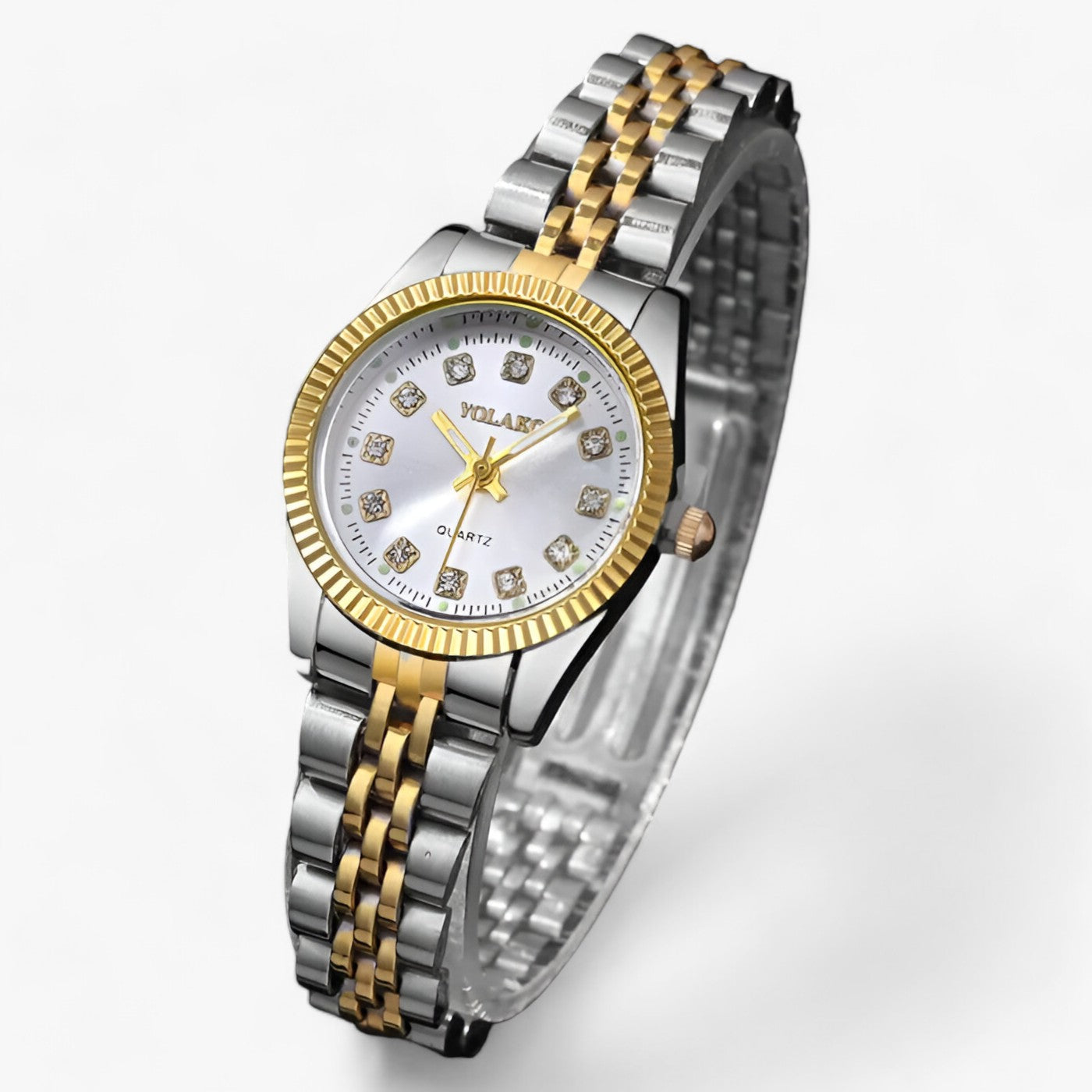 Elegant round wristwatch in gold - your fashionable and practical must-have!