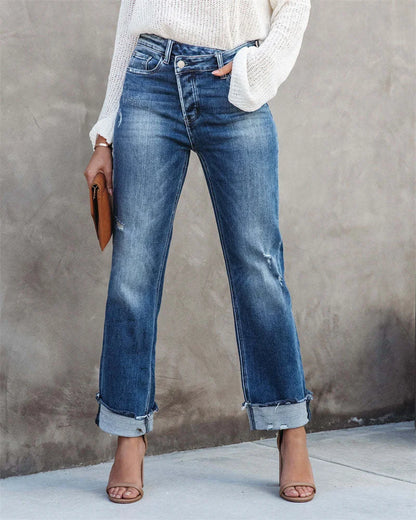 Jeans with a straight leg, high waist and button fastening